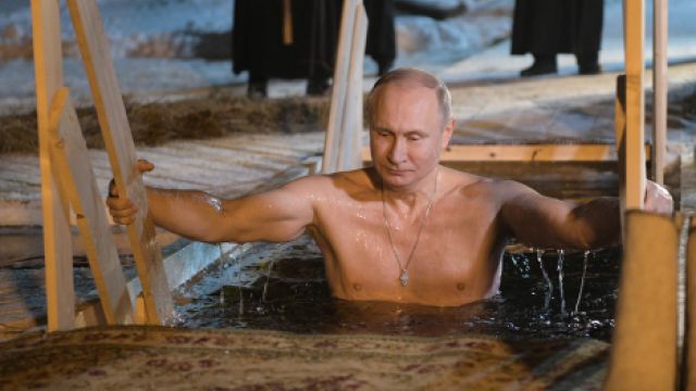 Да он настоящий лидер! Участие Путина в крещенских купаниях в проруби восхитило западные СМИ