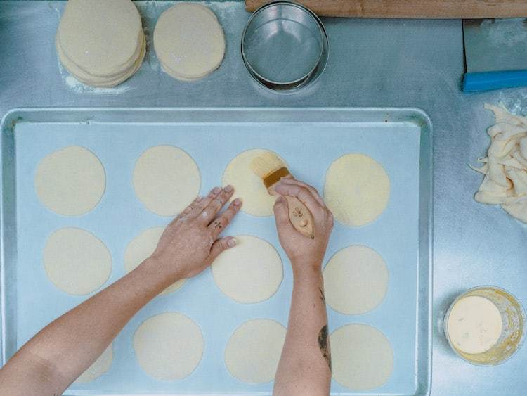 Руки людей за работой
