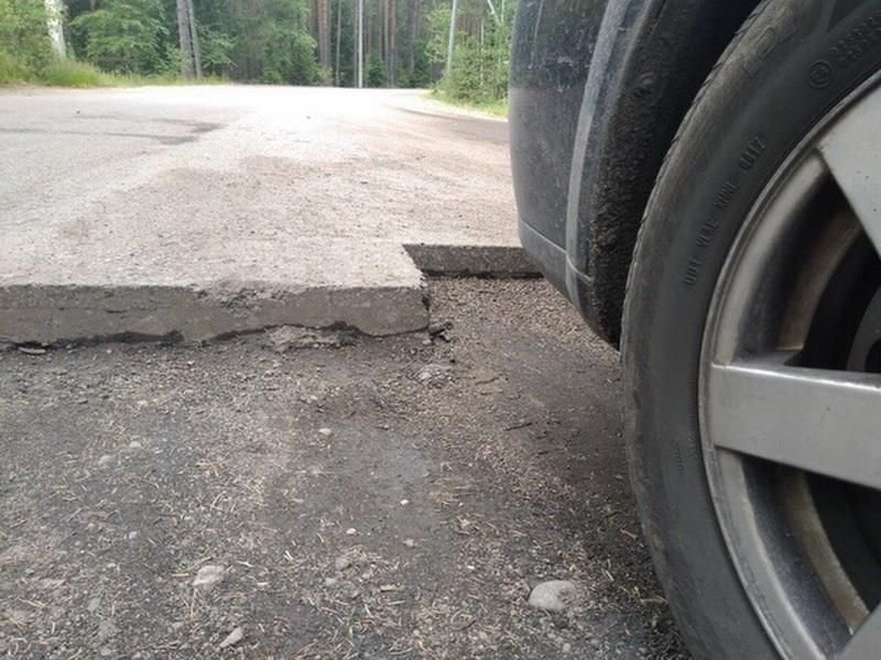 ВАЗ пролетел по дороге с "вырезанным асфальтом" и развалился ВАЗ пролетел по дороге с "вырезанным асфальтом" и развалился авария, авто, автоваз, асфальт, ваз, дтп, лада, яма