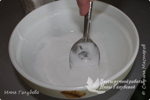 Девочки,по многочисленным просьбам))) Может ничего нового и не открою,но надеюсь кому-то и пригодится. Фарфор готовлю в микроволнвке.Состав:дисперсия пластифицированная полстакана+клей пва полстакана+ст.л.глицерина+ст.л вазелиного масла+ст. л детского масла джонсонс беби+ч.л лимонной кислоты.Сначало все это перемешали и добавляем стакан кукурузного крахиала,все тщательно перемешать.А потом в микроволновке,сначало 2раза по 40сек,затем по 30 сек,каждый раз тщательно перемешиваем фарфор,я всегда смотрю и время доваривания регулирую по состоянию фарфора.Так как использую дисперсию(в ней много пластификатора)здесь главное не переварить,а то зарезиниться.Варю до состояния легкой липкости,потом смазываю руки кремом и вымешиваю,липкость уходит,фарфор становиться однородным и одновременно мягким и упругим.Этот фарфор лвчше немного недоварить,я если недовариваю,то потом беру кусочек,который мне нужен для работы и подсушиваю его феном.При работе он достаочно долго не сохнет,чтобы торопиться с лепкой,в готовом изделии за сутки высыхает.Готовые цветочки не хрупкие,даже немного лепесточки гнутся(в теплом и влажном помещении так будет всегда).Если что -то непонятно,спрашивайте.Удачи вам! Дальше немного подробнее буду описывать. Фото ингридиентов в самом низу. фото 5