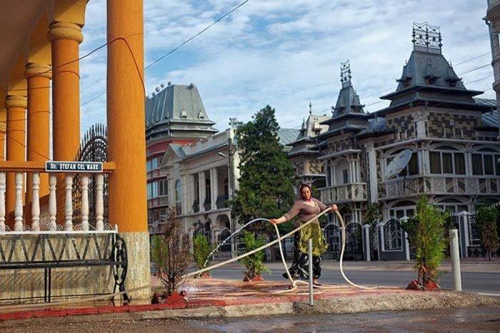 Жизнь цыган-миллионеров в роскошных особняках и с туалетом на улице Жизнь цыган-миллионеров в роскошных особняках и с туалетом на улице