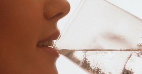 Женщина выпивала 3 литра воды в день на протяжении 4 недель! Результаты вас шокируют!!