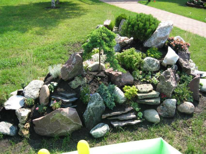 Альпийская горка из камней. | Фото: Pinterest. 17 фантастических идей, которые помогут преобразить дачу без больших затрат