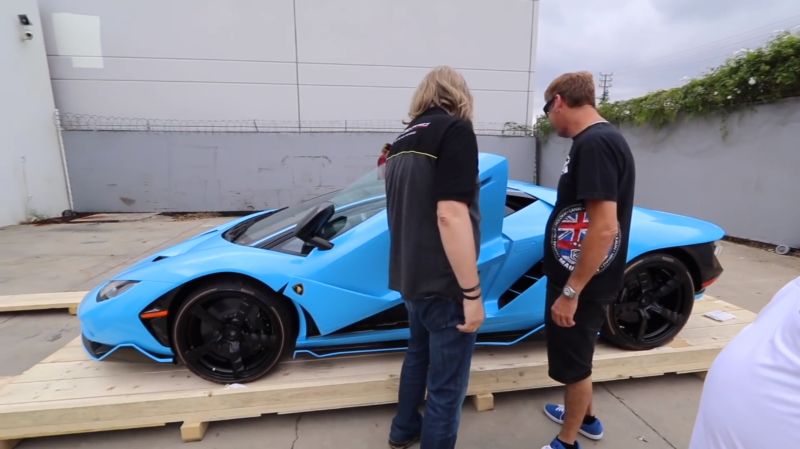 Распаковка нового Lamborghini Centenario мощностью 770 лошадиных сил Распаковка нового Lamborghini Centenario мощностью 770 лошадиных сил