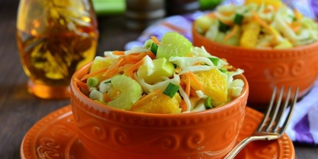 Салат с яблоком, капустой, сельдереем, апельсином и соевой заправкой Салат с яблоком, капустой, сельдереем, апельсином и соевой заправкой