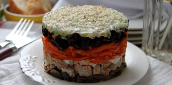 Слоёный салат с черносливом, курицей, грибами, корейской морковью и сливочной заправкой Слоёный салат с черносливом, курицей, грибами, корейской морковью и сливочной заправкой