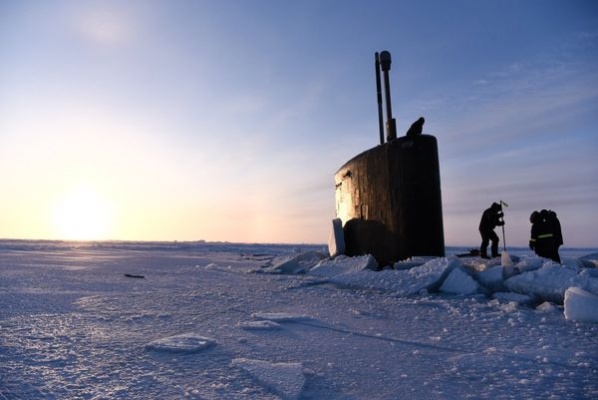 CNN показало, как подлодка США пробивает лед в Арктике: не застряла