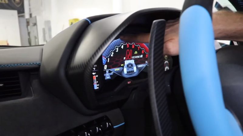 Распаковка нового Lamborghini Centenario мощностью 770 лошадиных сил Распаковка нового Lamborghini Centenario мощностью 770 лошадиных сил