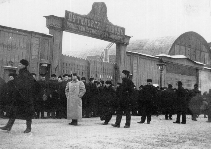 3 января 1905 года началась стачка на Путиловском заводе — забастовали все 12600 рабочих./Фото: ic.pics.livejournal.com 3 января 1905 года началась стачка на Путиловском заводе — забастовали все 12600 рабочих./Фото: ic.pics.livejournal.com