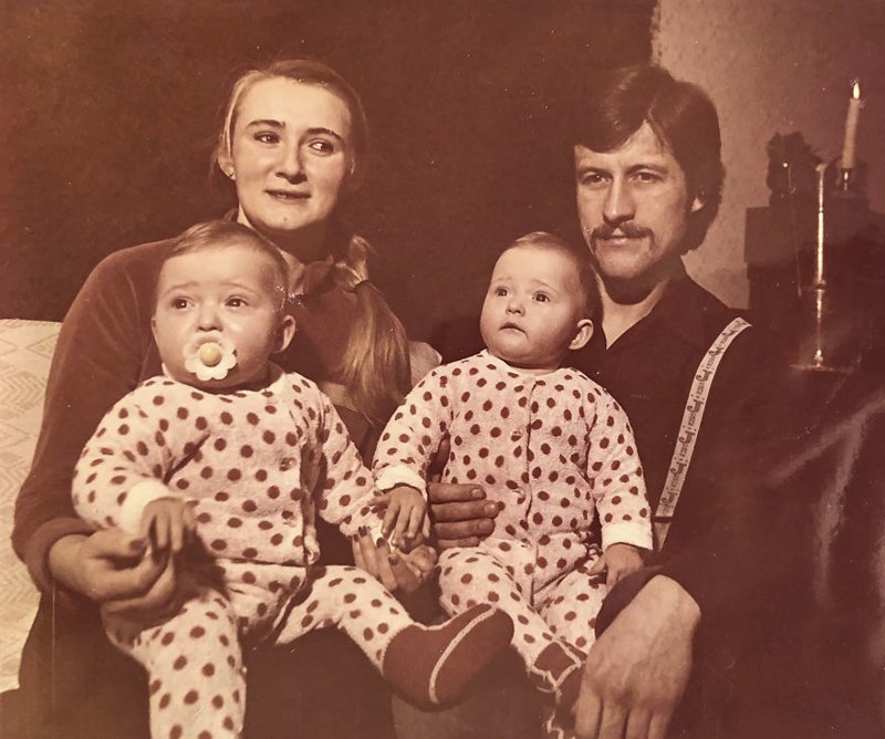 Габриэле на руках у отца Габриэле на руках у отца малыши, младенцы, отцы и дети, папа и ребенок, родительская любовь, семейная фотография, семейный альбом, фото семьи