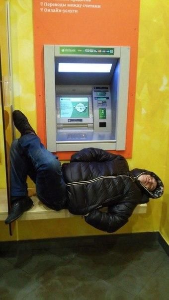 Ночью в отделения самообслуживания Сбербанка лучше не соваться Ночью в отделения самообслуживания Сбербанка лучше не соваться