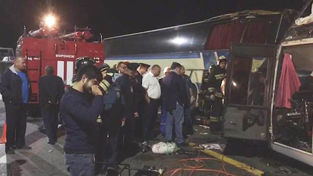 Видео: Спасатели извлекают тела жертв столкновения двух автобусов в Воронежской области (18+)