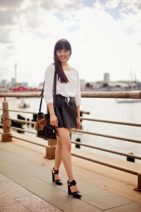 Девушка в кожаной мини юбке, белая блуза, туфли