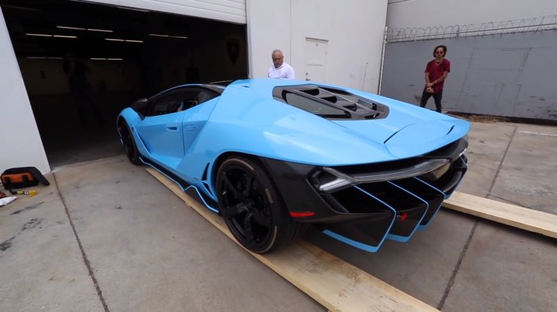 Распаковка нового Lamborghini Centenario мощностью 770 лошадиных сил Распаковка нового Lamborghini Centenario мощностью 770 лошадиных сил