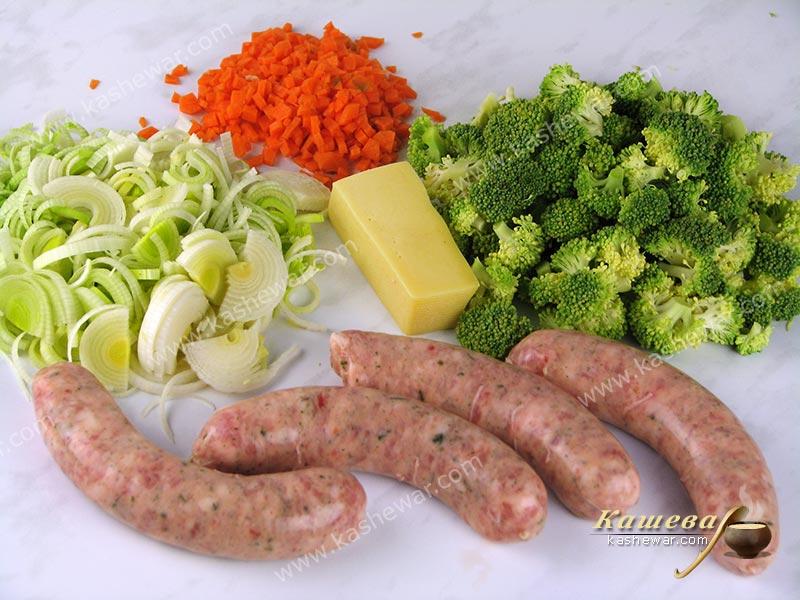Киш с колбасками и брокколи