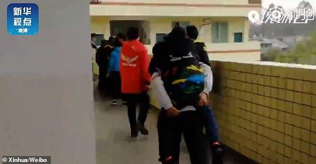 12-летний мальчик уже 6 лет подряд носит друга-инвалида на своей спине