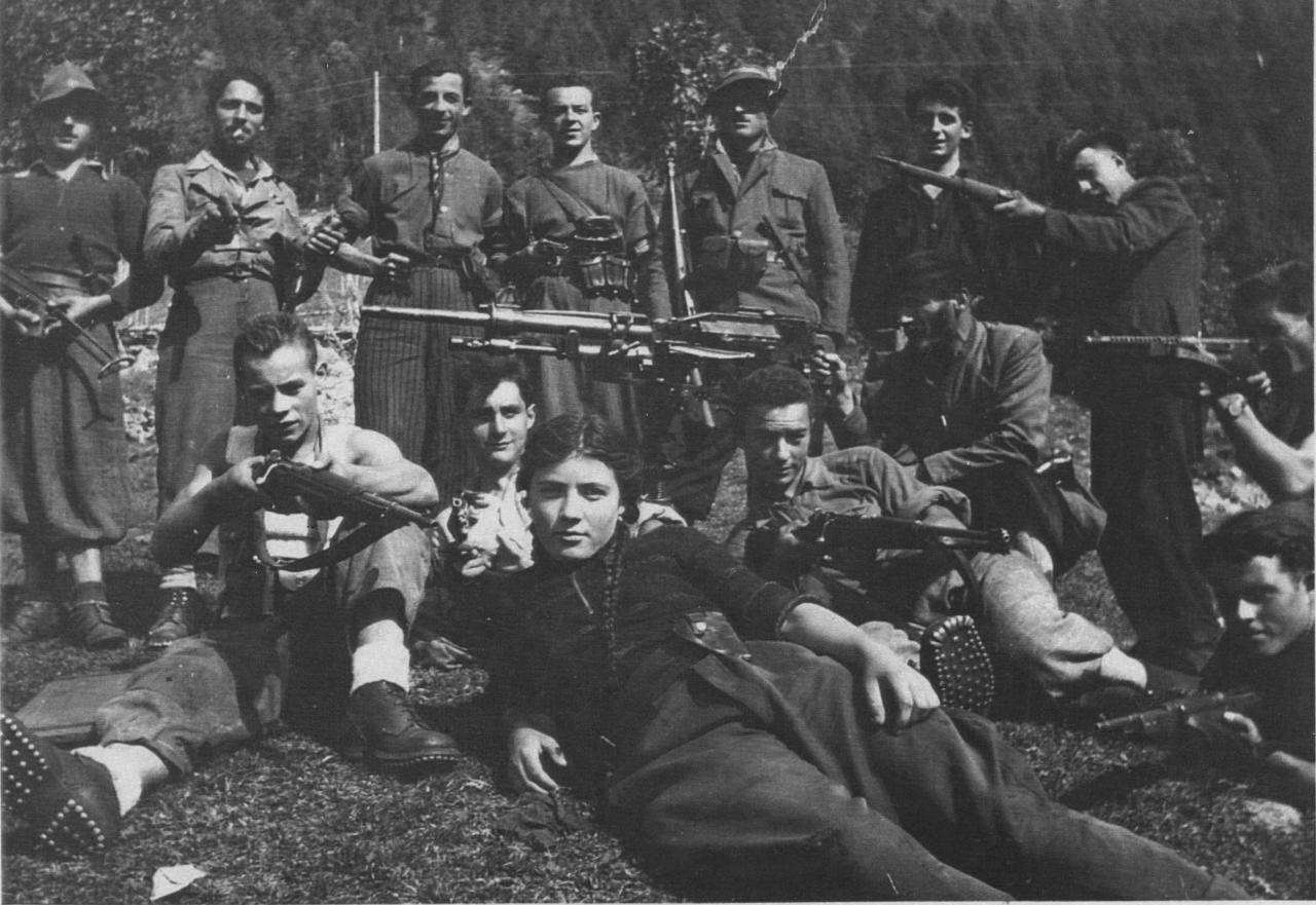 Rosi-Romelli-e-i-partigiani-della-54a-Brigata-Garibaldi-il-padre-Bigio-Romelli-impugna-la-mitragliatrice-Estate-1944-Val-Saviore-Anpi-Brescia.jpg