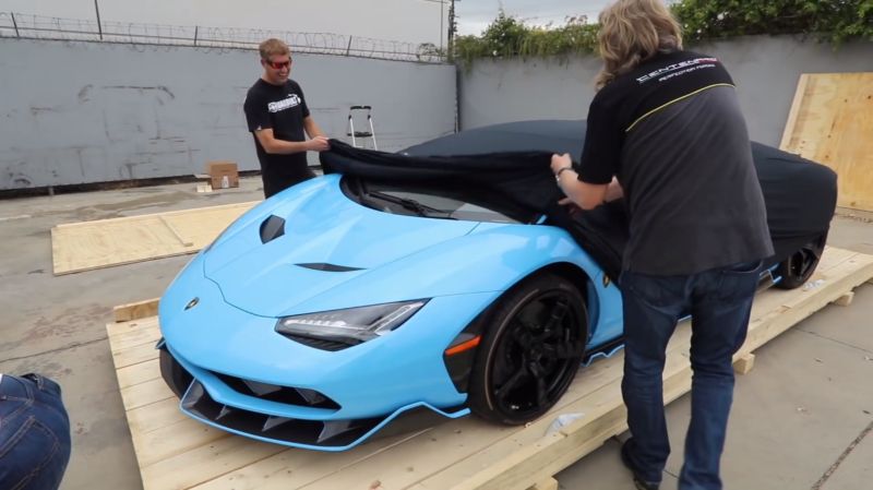 Распаковка нового Lamborghini Centenario мощностью 770 лошадиных сил Распаковка нового Lamborghini Centenario мощностью 770 лошадиных сил