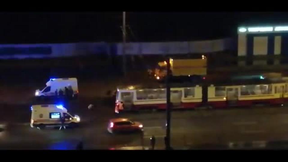 Видео: пешеход погиб под колесами трамвая в Петербурге