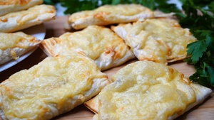 Фото к рецепту: Пирожки из лаваша с вкусной и сытной начинкой Фото к рецепту: Пирожки из лаваша с вкусной и сытной начинкой