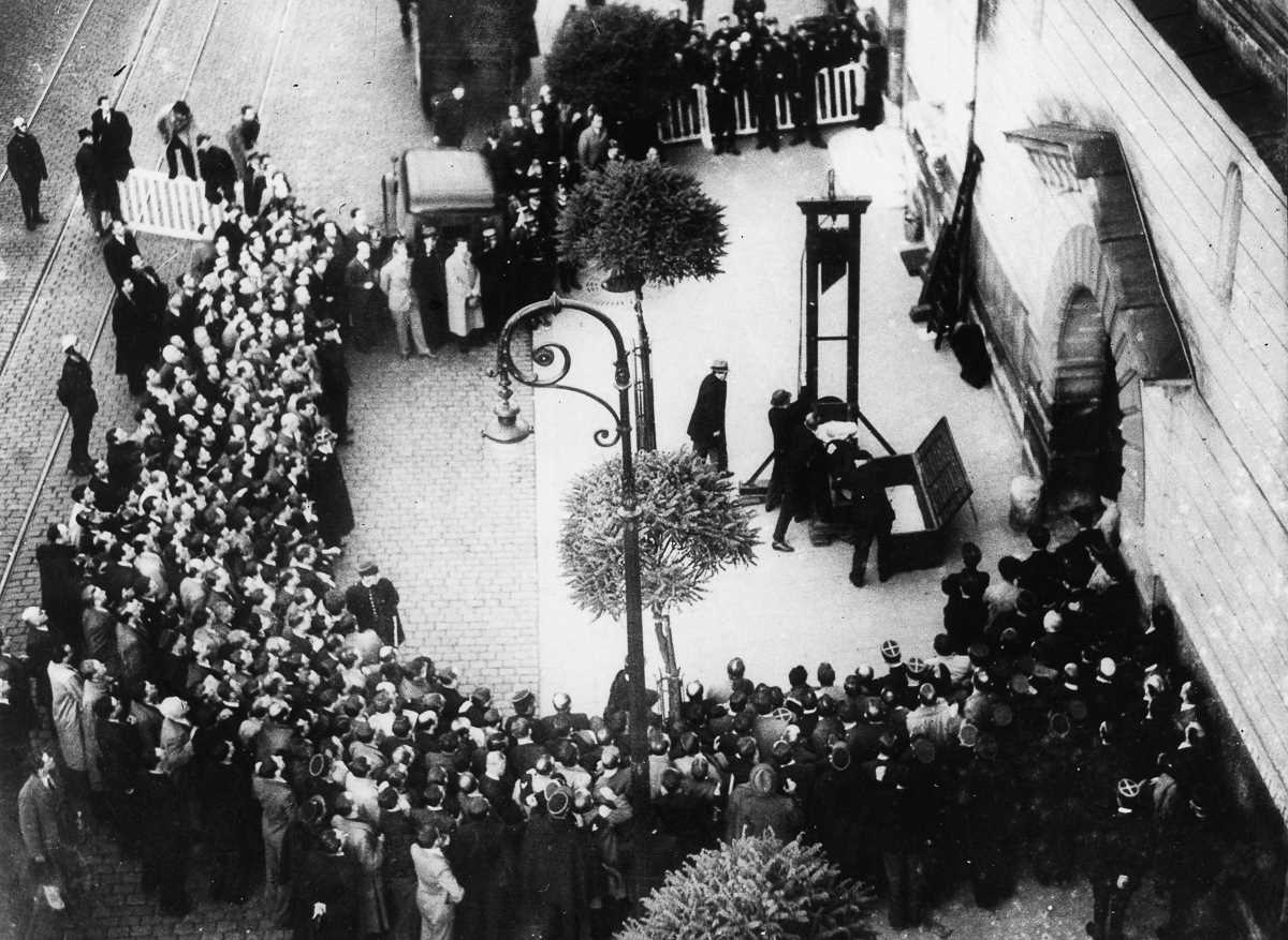 1939 год: последняя публичная казнь во Франции с помощью гильотины (10 фото) 1939 год: последняя публичная казнь во Франции с помощью гильотины (10 фото)
