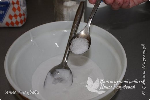 Девочки,по многочисленным просьбам))) Может ничего нового и не открою,но надеюсь кому-то и пригодится. Фарфор готовлю в микроволнвке.Состав:дисперсия пластифицированная полстакана+клей пва полстакана+ст.л.глицерина+ст.л вазелиного масла+ст. л детского масла джонсонс беби+ч.л лимонной кислоты.Сначало все это перемешали и добавляем стакан кукурузного крахиала,все тщательно перемешать.А потом в микроволновке,сначало 2раза по 40сек,затем по 30 сек,каждый раз тщательно перемешиваем фарфор,я всегда смотрю и время доваривания регулирую по состоянию фарфора.Так как использую дисперсию(в ней много пластификатора)здесь главное не переварить,а то зарезиниться.Варю до состояния легкой липкости,потом смазываю руки кремом и вымешиваю,липкость уходит,фарфор становиться однородным и одновременно мягким и упругим.Этот фарфор лвчше немного недоварить,я если недовариваю,то потом беру кусочек,который мне нужен для работы и подсушиваю его феном.При работе он достаочно долго не сохнет,чтобы торопиться с лепкой,в готовом изделии за сутки высыхает.Готовые цветочки не хрупкие,даже немного лепесточки гнутся(в теплом и влажном помещении так будет всегда).Если что -то непонятно,спрашивайте.Удачи вам! Дальше немного подробнее буду описывать. Фото ингридиентов в самом низу. фото 4