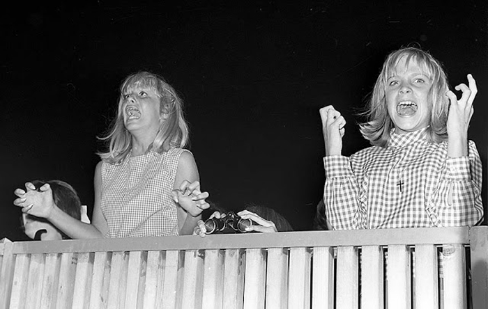 23 августа 1964г. Фанаты кричат во время концерта Beatles в зале Hollywood Bowl. 23 августа 1964г. Фанаты кричат во время концерта Beatles в зале Hollywood Bowl.