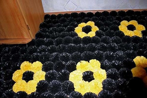 Коврик из помпонов из мусорных пакетов мастер класс Коврик из помпонов из мусорных пакетов мастер класс