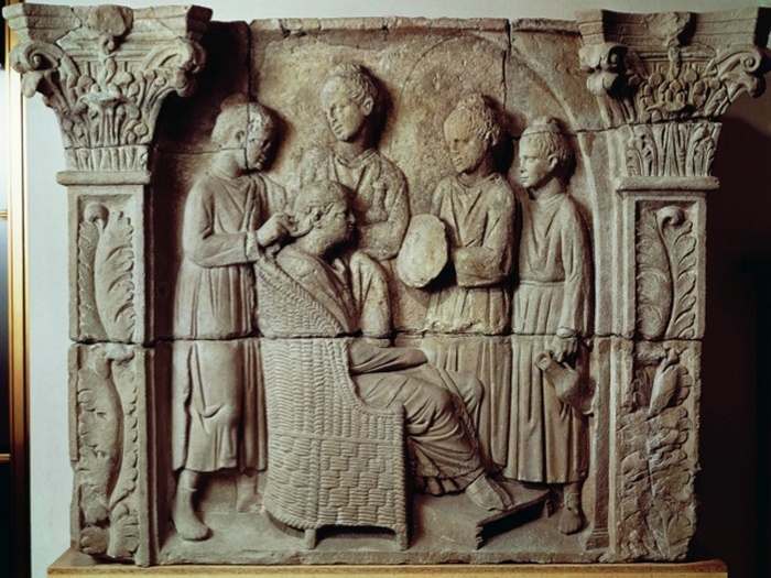 Состоятельная римлянка делает причёску в салоне красоты. Барельеф II века.