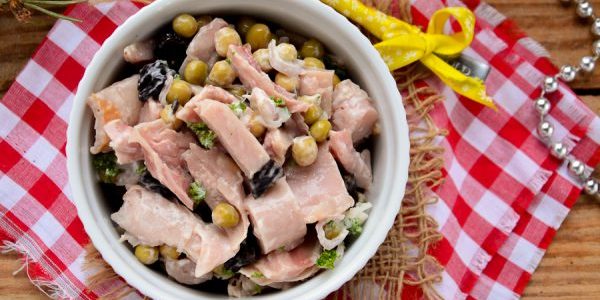 Салат с черносливом, курицей и зелёным горошком Салат с черносливом, курицей и зелёным горошком