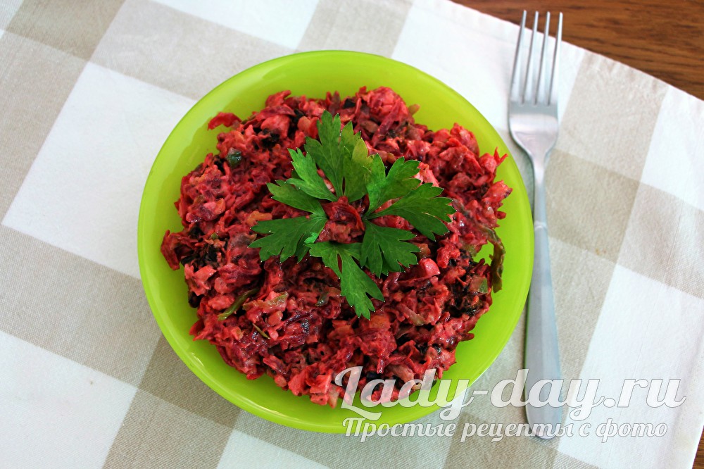 салат из свеклы с курицей и огурцом