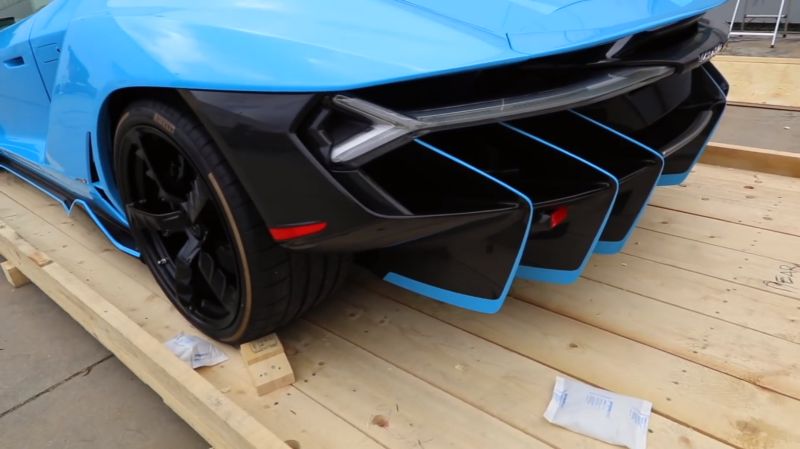 Распаковка нового Lamborghini Centenario мощностью 770 лошадиных сил Распаковка нового Lamborghini Centenario мощностью 770 лошадиных сил