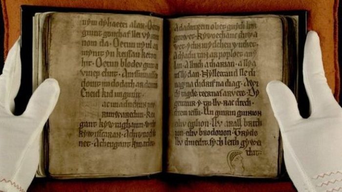 Черная книга из Кармартена. Черная книга из Кармартена.