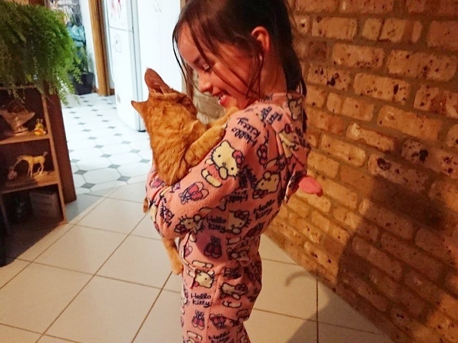 Девочка в пижаме и котенок Котенок на руках