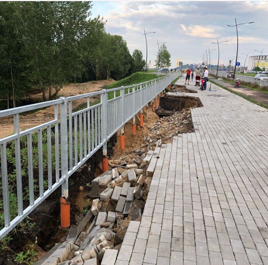 В Нижнем Новгороде закончился ЧМ: дождь уже смыл асфальт на дороге и платформу на вокзале В Нижнем Новгороде закончился ЧМ: дождь уже смыл асфальт на дороге и платформу на вокзале