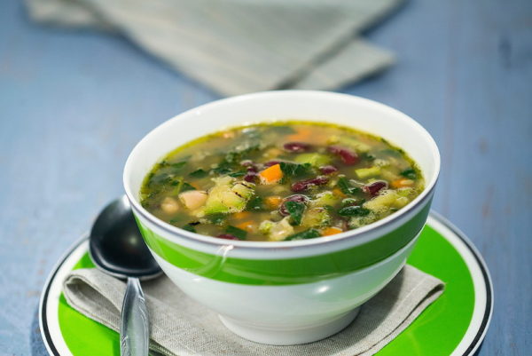 Фасолевый суп с овощами и шпинатом