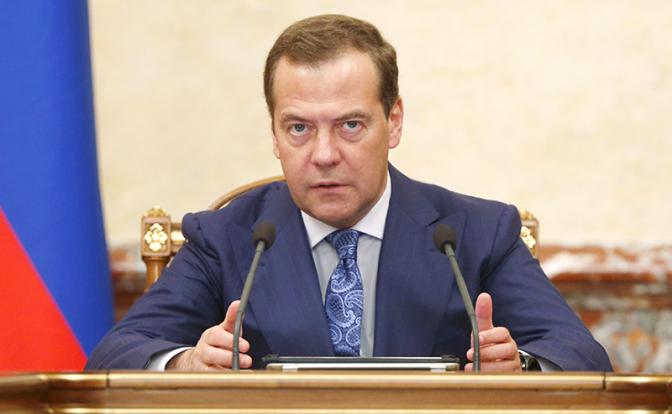 Пенсии: Медведев бросит народу кость, обглоданную олигархами Пенсии: Медведев бросит народу кость, обглоданную олигархами