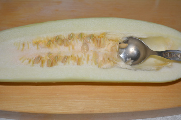 Очищенный кабачок. Очищенный кабачок.