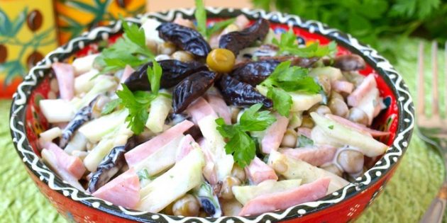 Салат с черносливом, ветчиной и зелёным горошком Салат с черносливом, ветчиной и зелёным горошком