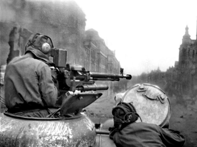 Т-34-85, подожженный панцерфаустом, и замечательные очки, спасшие мехвода Т-34-85, подожженный панцерфаустом, и замечательные очки, спасшие мехвода