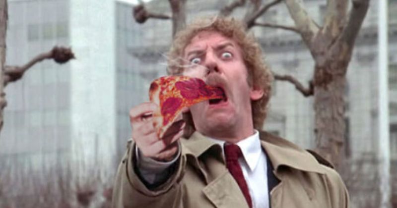 Хоррор с кетчупом: пользователи добавляют в кадры из страшных фильмов пиццу