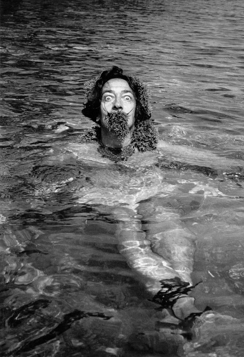 Снимок из серии «One day with Salvador Dali», 1955 год. | Фото: messynessychic.com. Снимок из серии «One day with Salvador Dali», 1955 год. | Фото: messynessychic.com.
