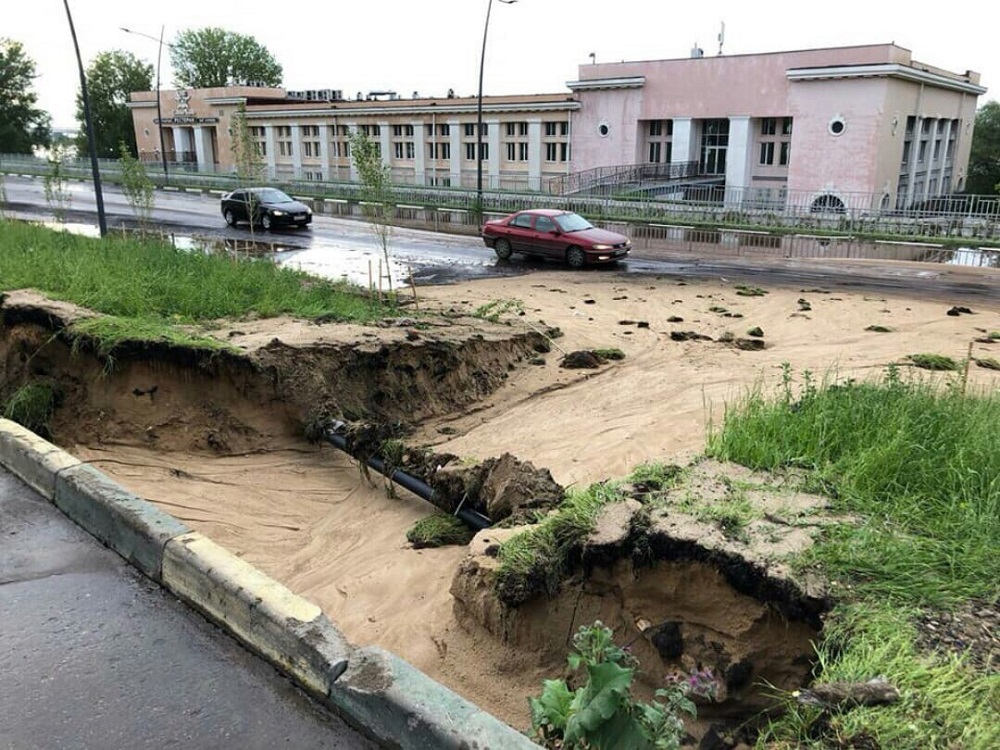 В Нижнем Новгороде закончился ЧМ: дождь уже смыл асфальт на дороге и платформу на вокзале В Нижнем Новгороде закончился ЧМ: дождь уже смыл асфальт на дороге и платформу на вокзале