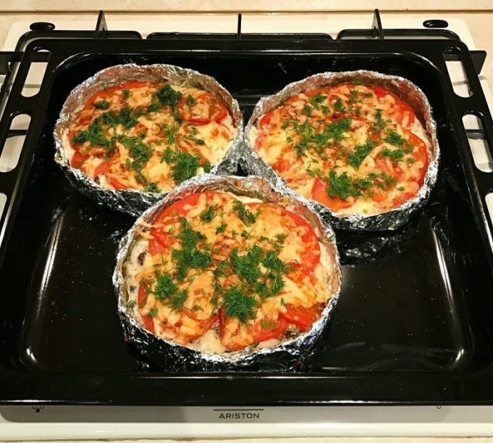 Запеченная куриная грудка готова. Сочное блюдо из куриной грудки, попробовав которое, домашние будут требовать добавки