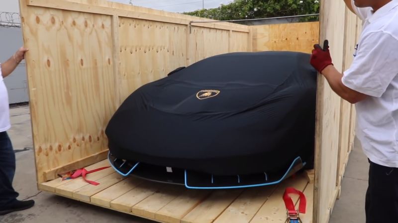 Распаковка нового Lamborghini Centenario мощностью 770 лошадиных сил Распаковка нового Lamborghini Centenario мощностью 770 лошадиных сил