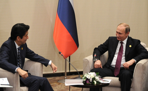 Песков назвал конструктивными переговоры Путина и Абэ по теме Курил