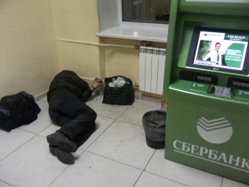 Ночью в отделения самообслуживания Сбербанка лучше не соваться Ночью в отделения самообслуживания Сбербанка лучше не соваться