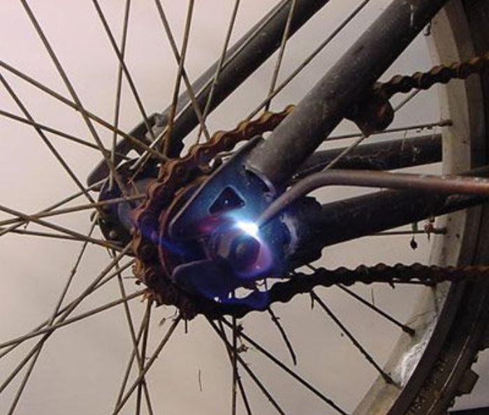 Гайку греем только с одной стороны. | Фото: popularmechanics.com. Гайку греем только с одной стороны. | Фото: popularmechanics.com.