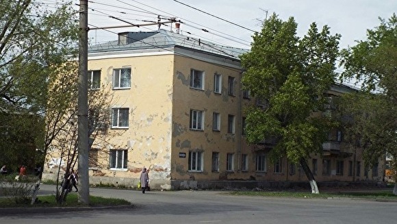 Жителям аварийного дома в Кургане предложили отдать своих детей в приют