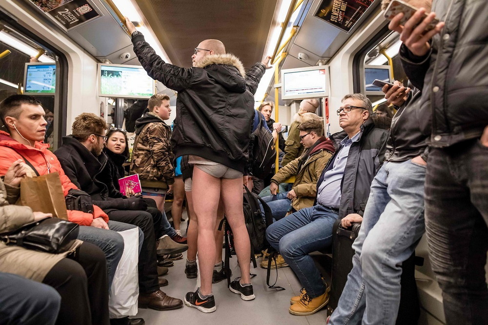 Тысячи людей по всему миру спустились в метро без штанов Тысячи людей по всему миру спустились в метро без штанов
